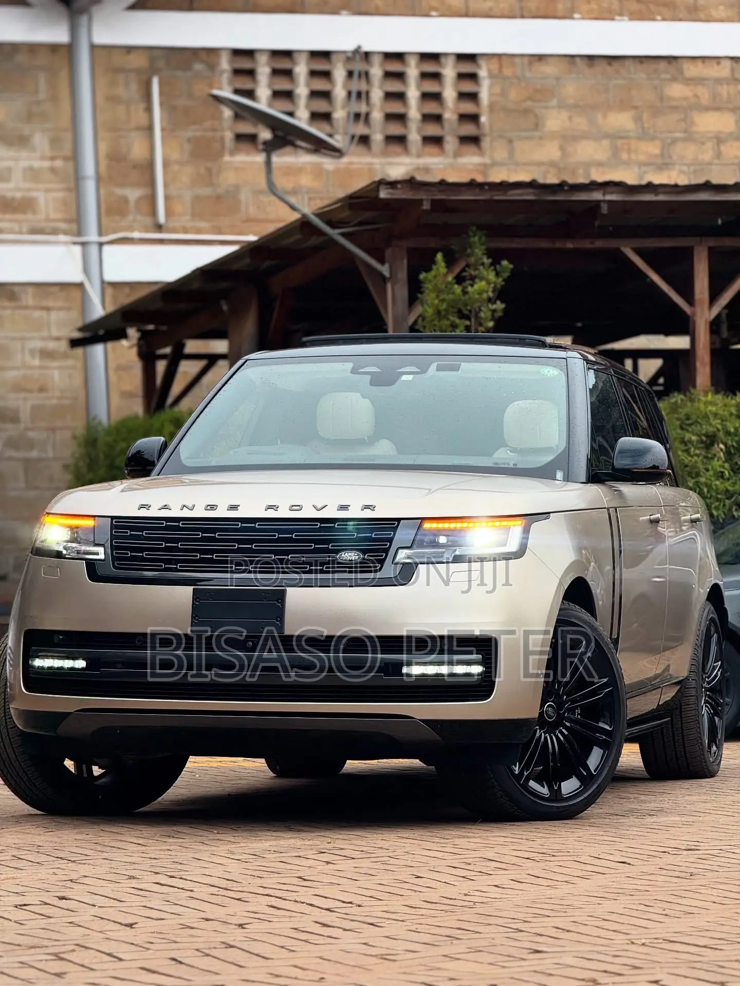 Land Rover Range Rover Vogue 2023 Gold