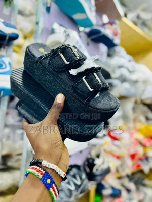 Photo - Ladies Sneaker Push In