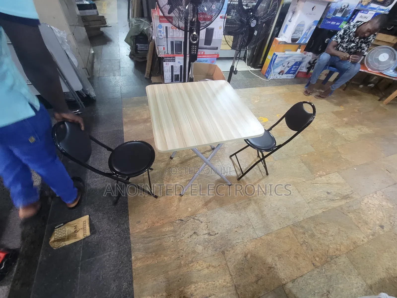 Reading Table With a 2chairs