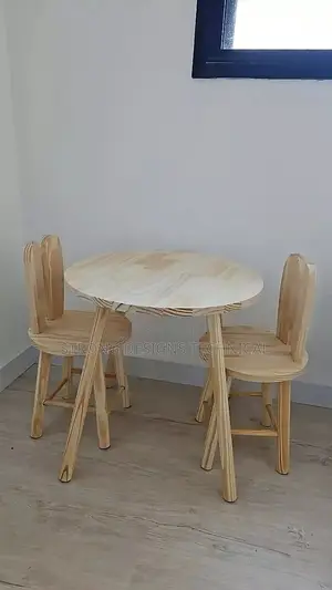 Round Children’S Reading Table With 2 Chairs.