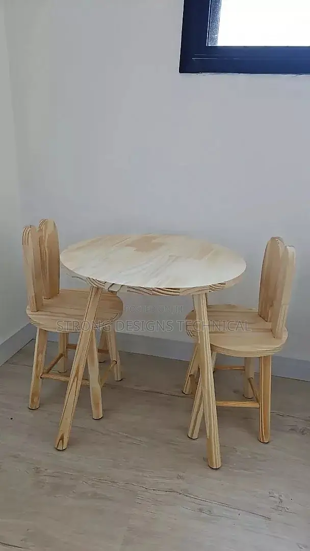 Round Children’S Reading Table With 2 Chairs.