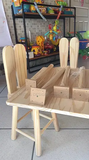 Round Children’S Reading Table With 2 Chairs.