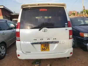 Photo - Toyota Noah 2006 White