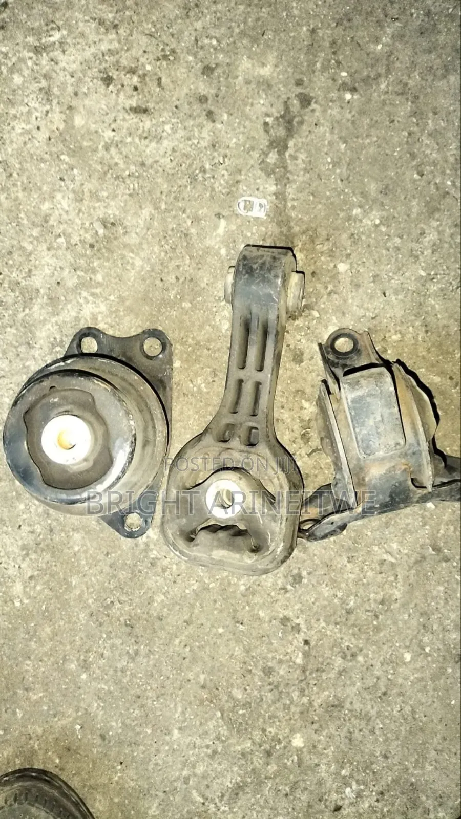 A Set of Engine Mountings for Honda Fit 2010.
