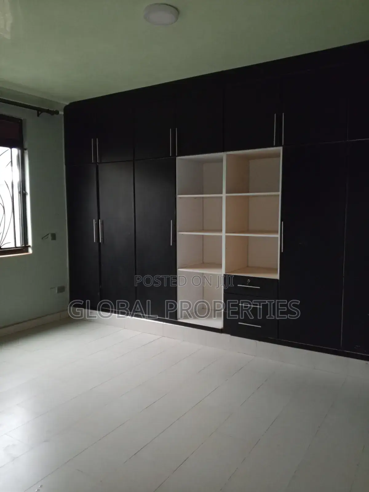 3bdrm Apartment in Nsawo Estate, Central Division for rent