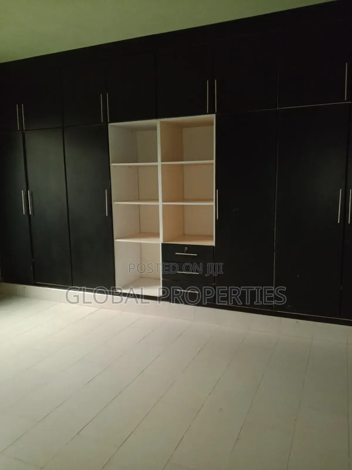 3bdrm Apartment in Nsawo Estate, Central Division for rent
