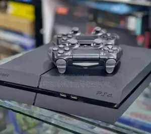 Playstation 4 Standard Chipped, 18 Games and 2 Controllers