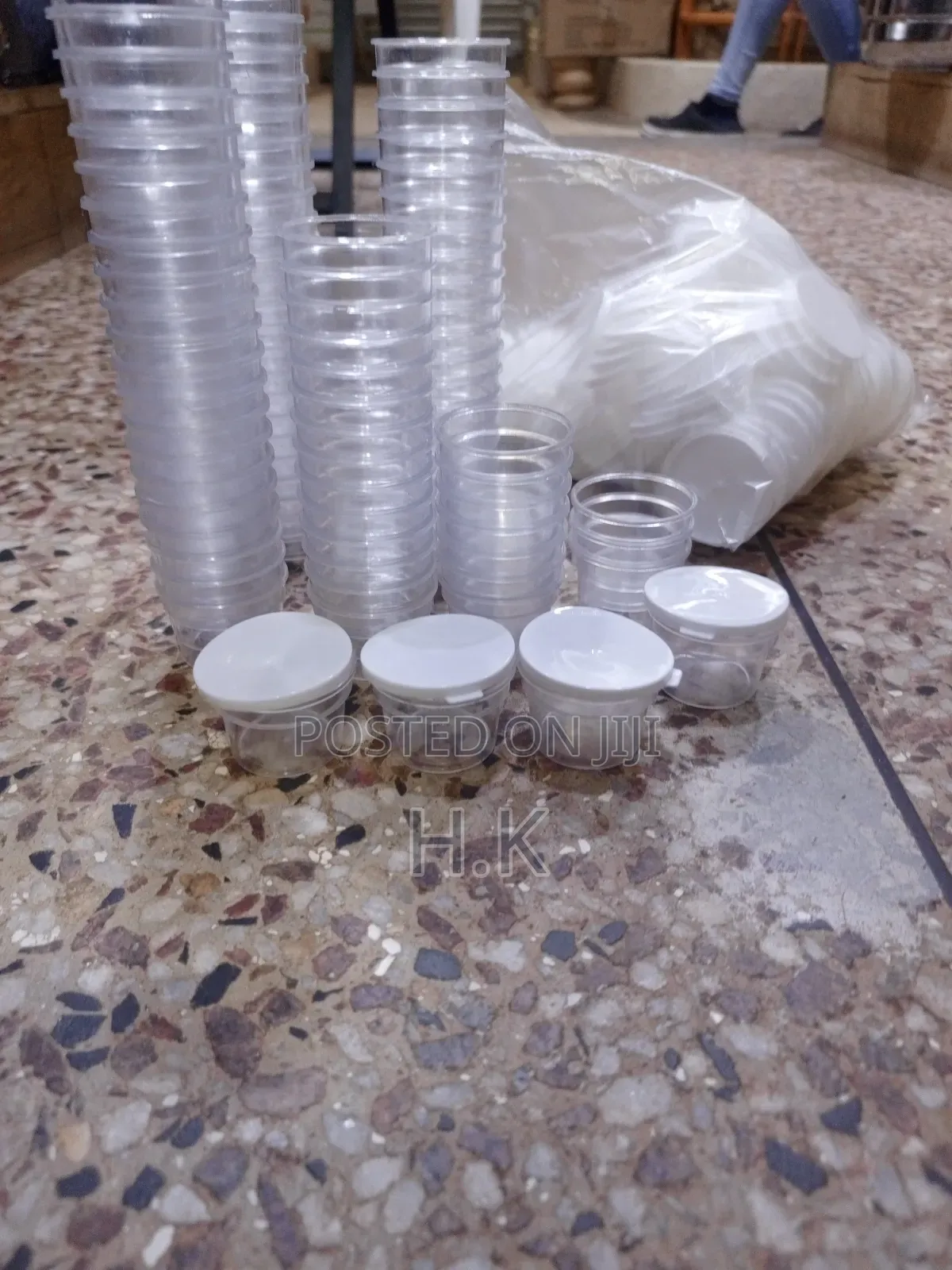 200pcs Disposable Plastic Sauce Cups and Lids.