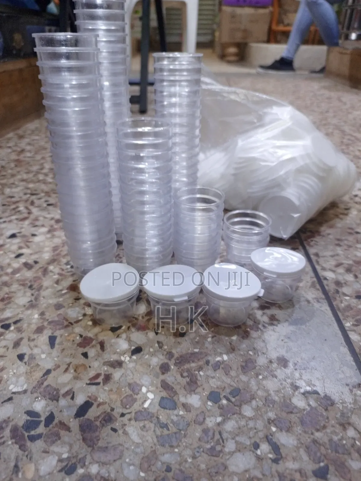 200pcs Disposable Plastic Sauce Cups and Lids.