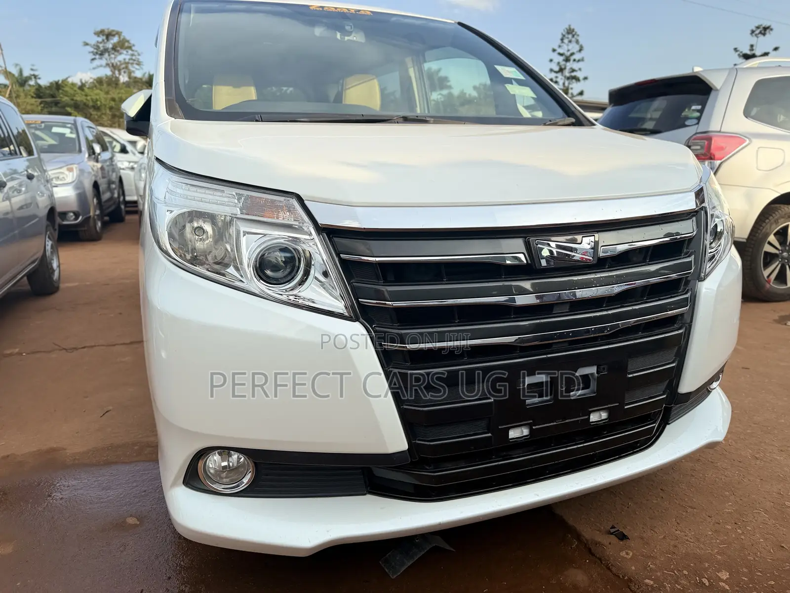 Toyota Noah 2.0 AWD (8 Seater) 2016 Off white