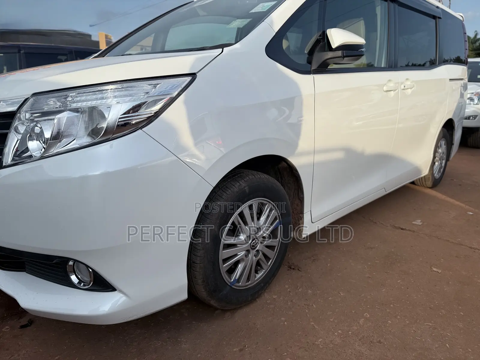 Toyota Noah 2.0 AWD (8 Seater) 2016 Off white
