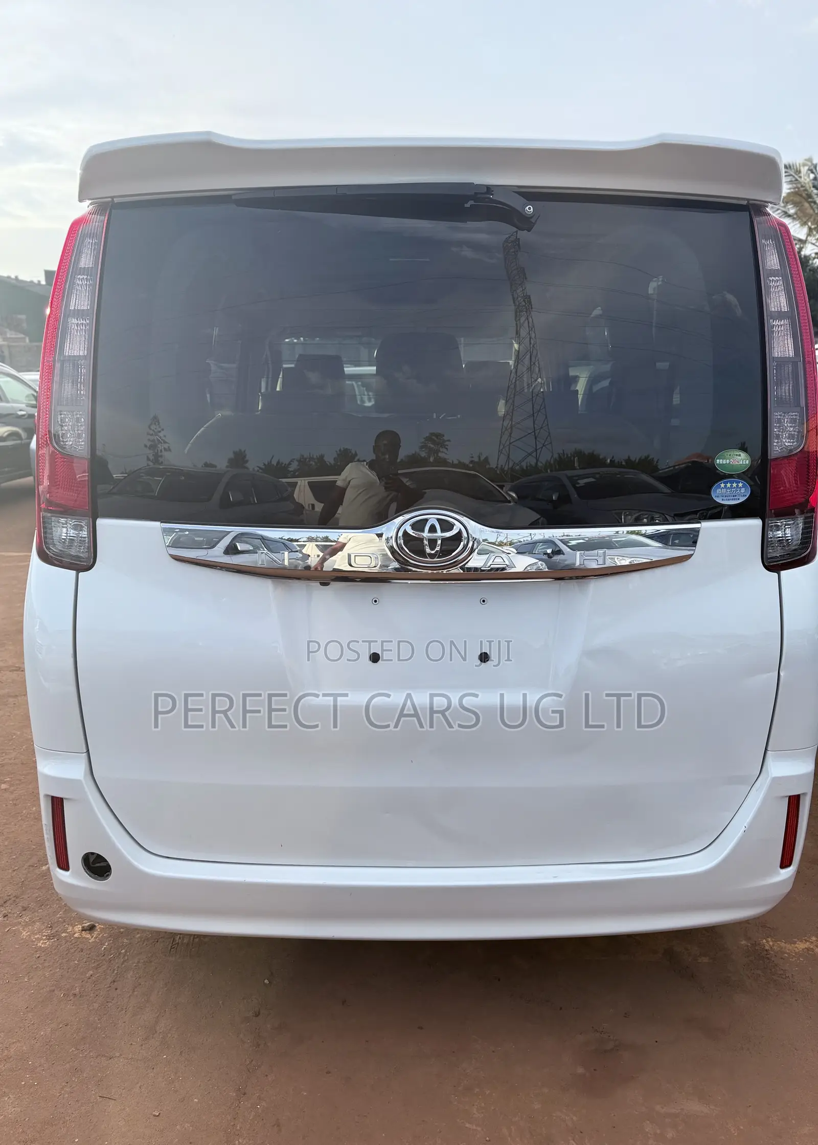 Toyota Noah 2.0 AWD (8 Seater) 2016 Off white