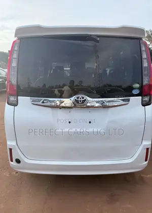 Toyota Noah 2.0 AWD (8 Seater) 2016 Off white