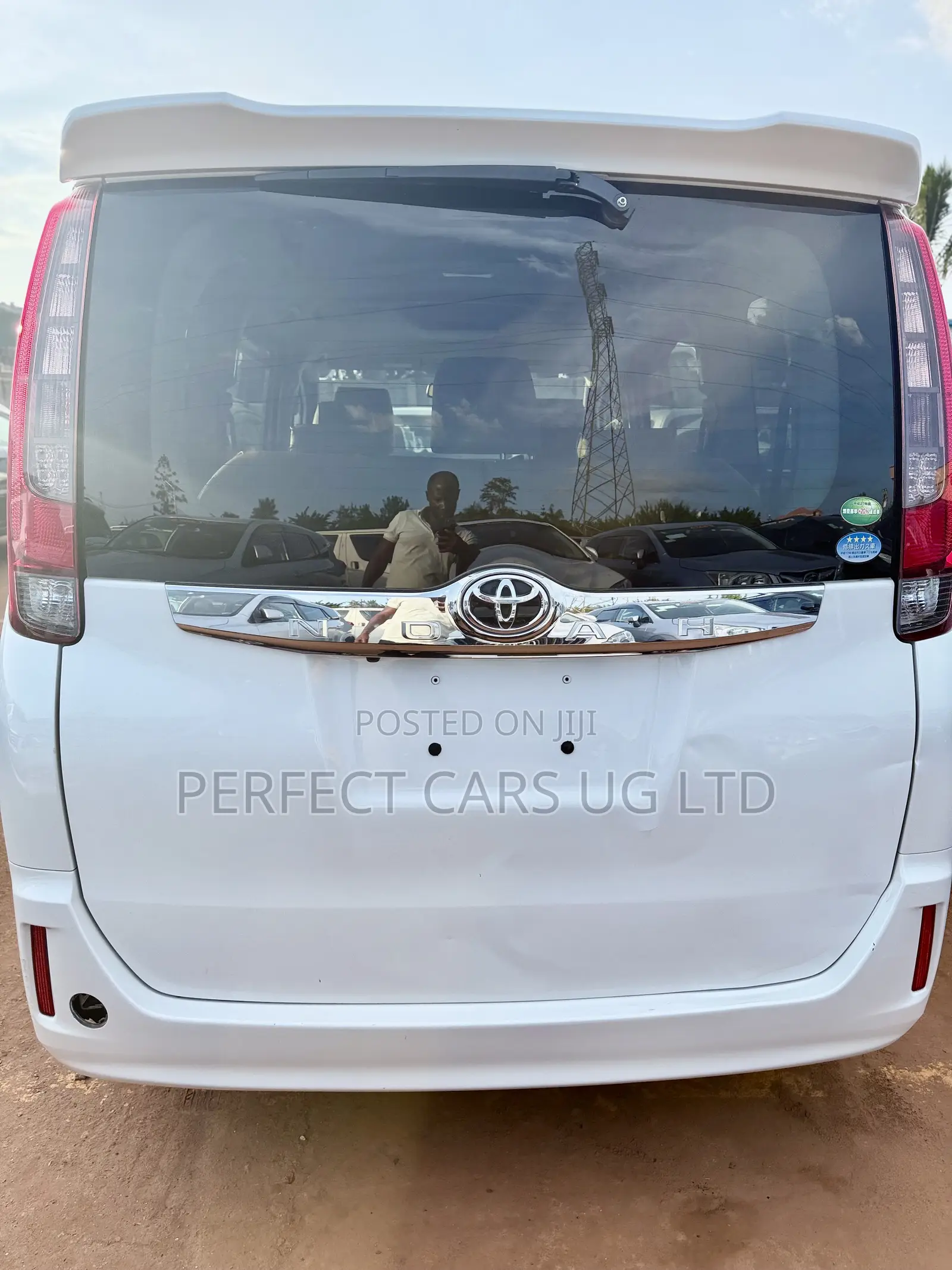 Toyota Noah 2.0 AWD (8 Seater) 2016 Off white
