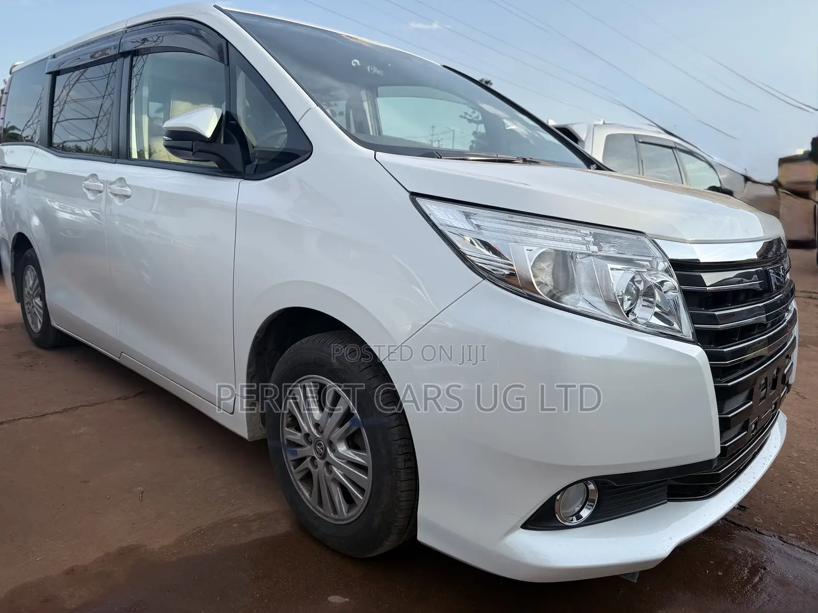Toyota Noah 2.0 AWD (8 Seater) 2016 Off white