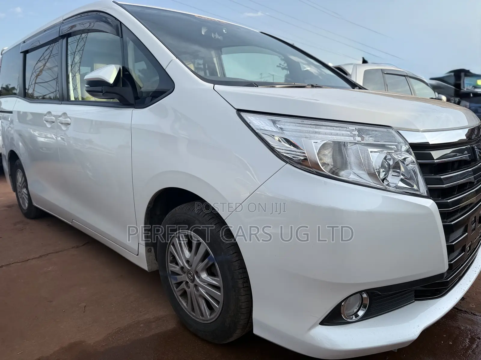 Toyota Noah 2.0 AWD (8 Seater) 2016 Off white
