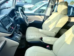 Toyota Noah 2.0 AWD (8 Seater) 2016 Off white