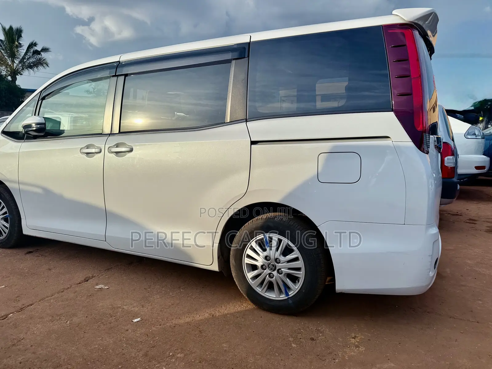 Toyota Noah 2.0 AWD (8 Seater) 2016 Off white