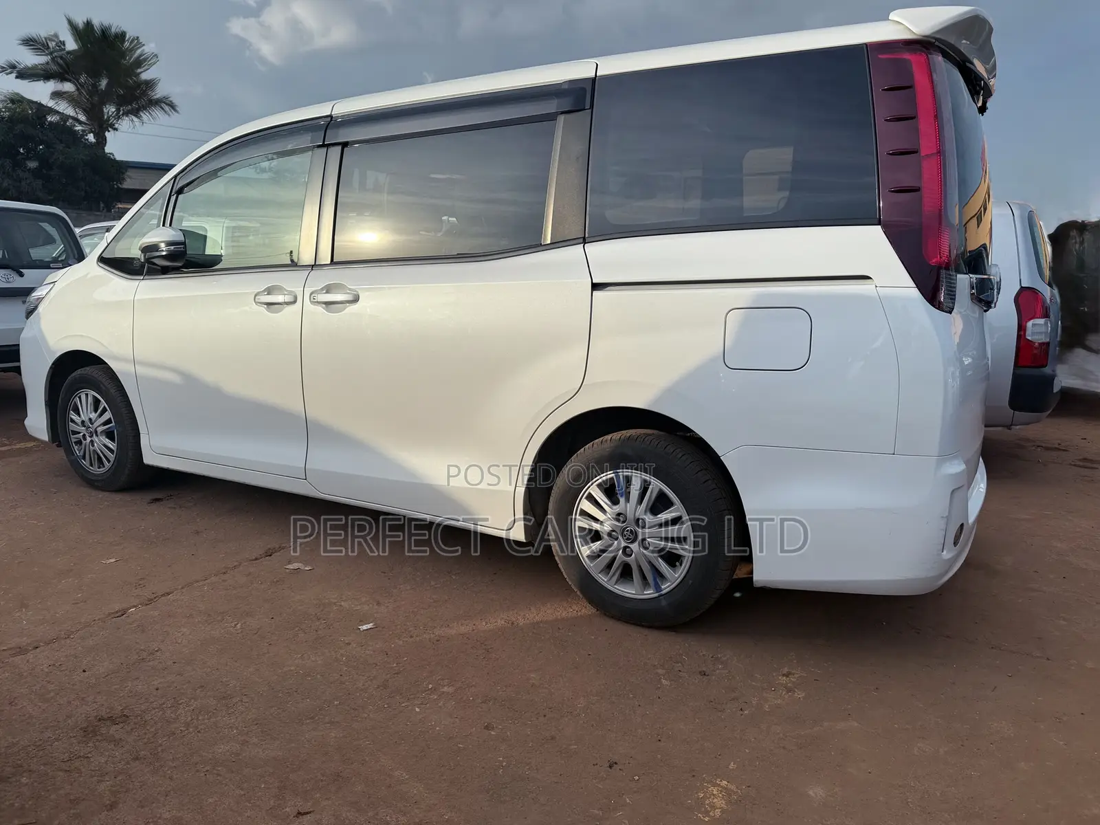 Toyota Noah 2.0 AWD (8 Seater) 2016 Off white