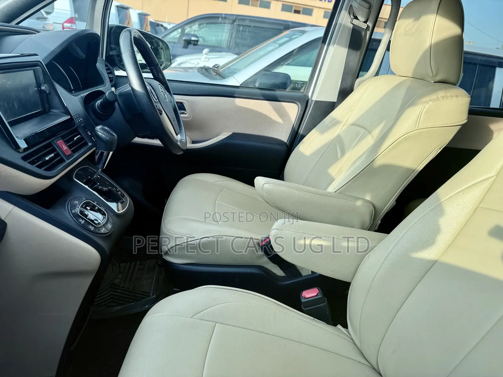 Toyota Noah 2.0 AWD (8 Seater) 2016 Off white