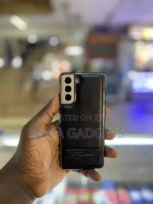 Galaxy S21 Case
Black Leather