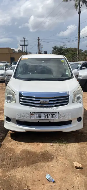 Photo - Toyota Noah 2013 White