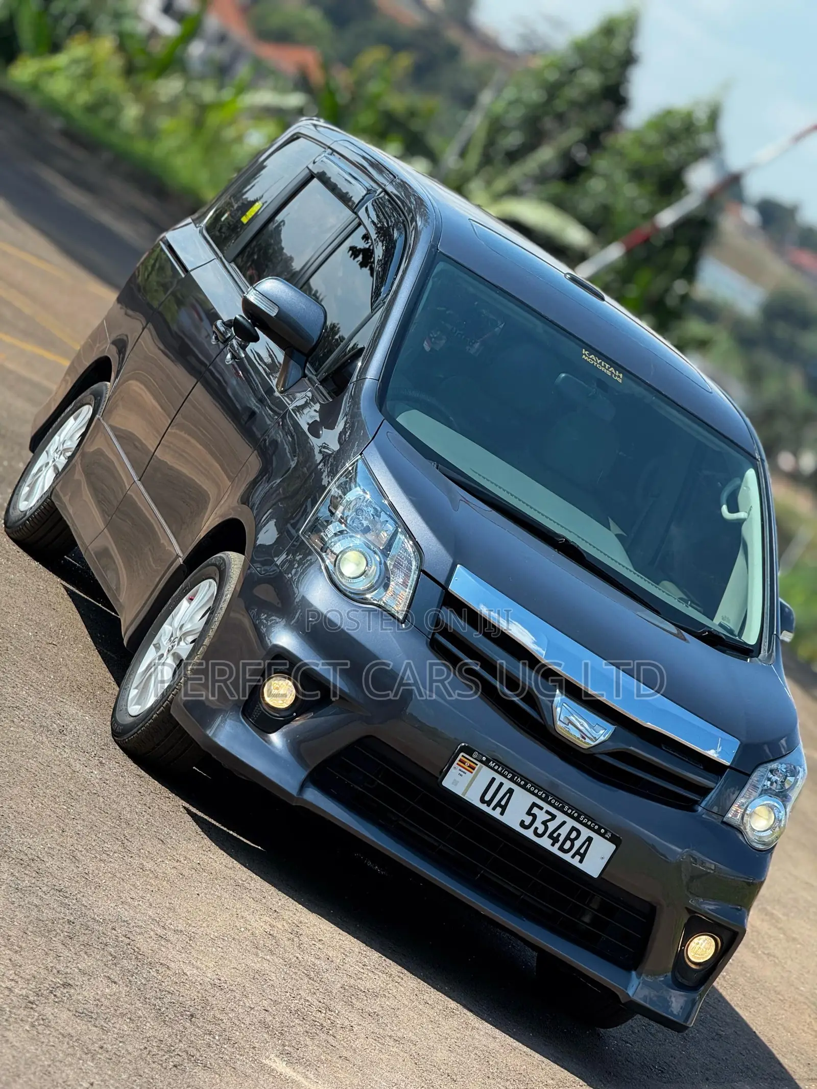 Toyota Noah 2.0 143hp AWD (7 Seater) 2013 Gray