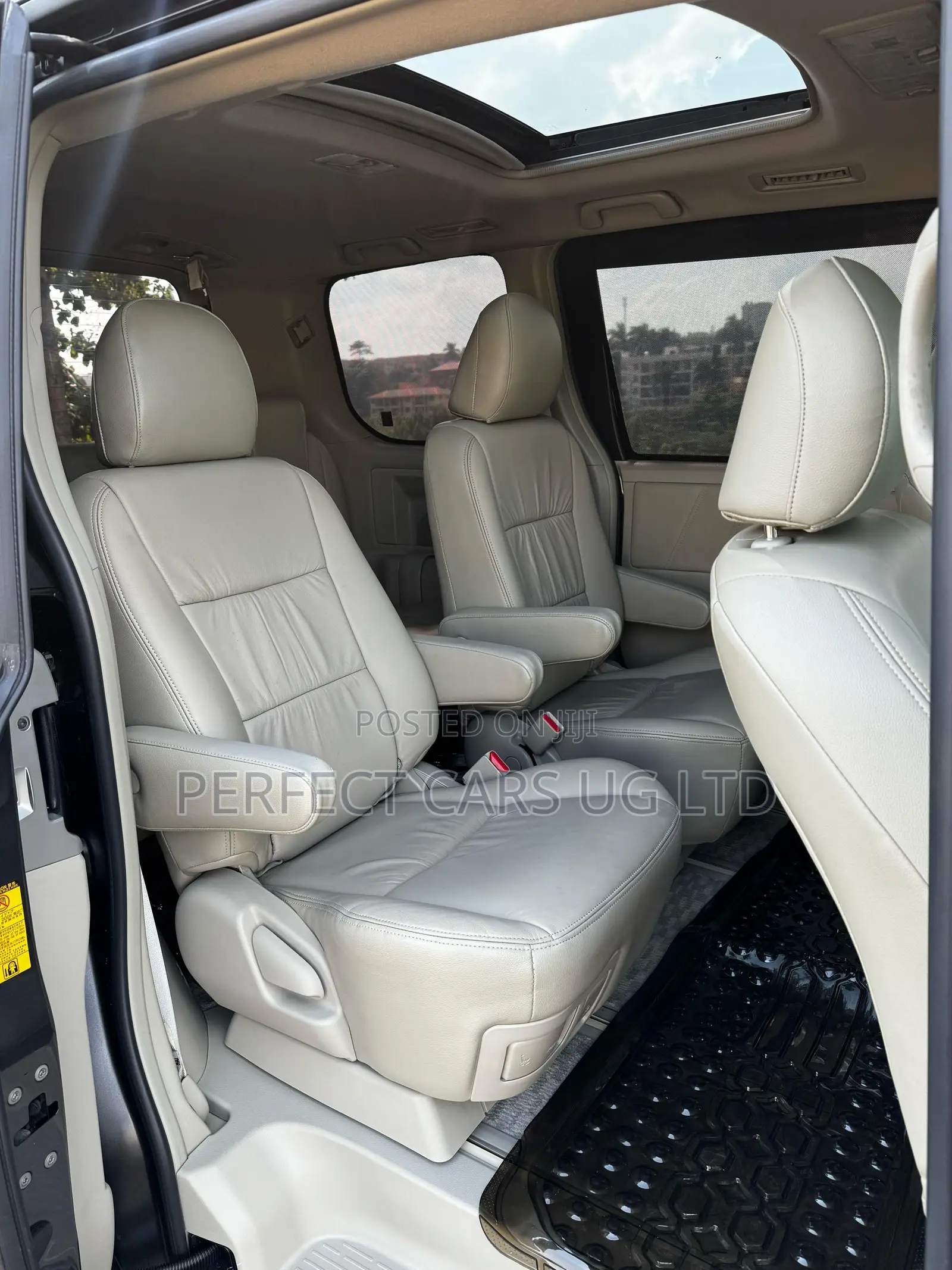 Toyota Noah 2.0 143hp AWD (7 Seater) 2013 Gray