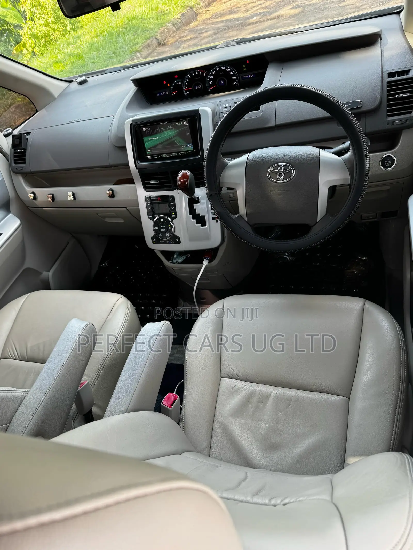 Toyota Noah 2.0 143hp AWD (7 Seater) 2013 Gray