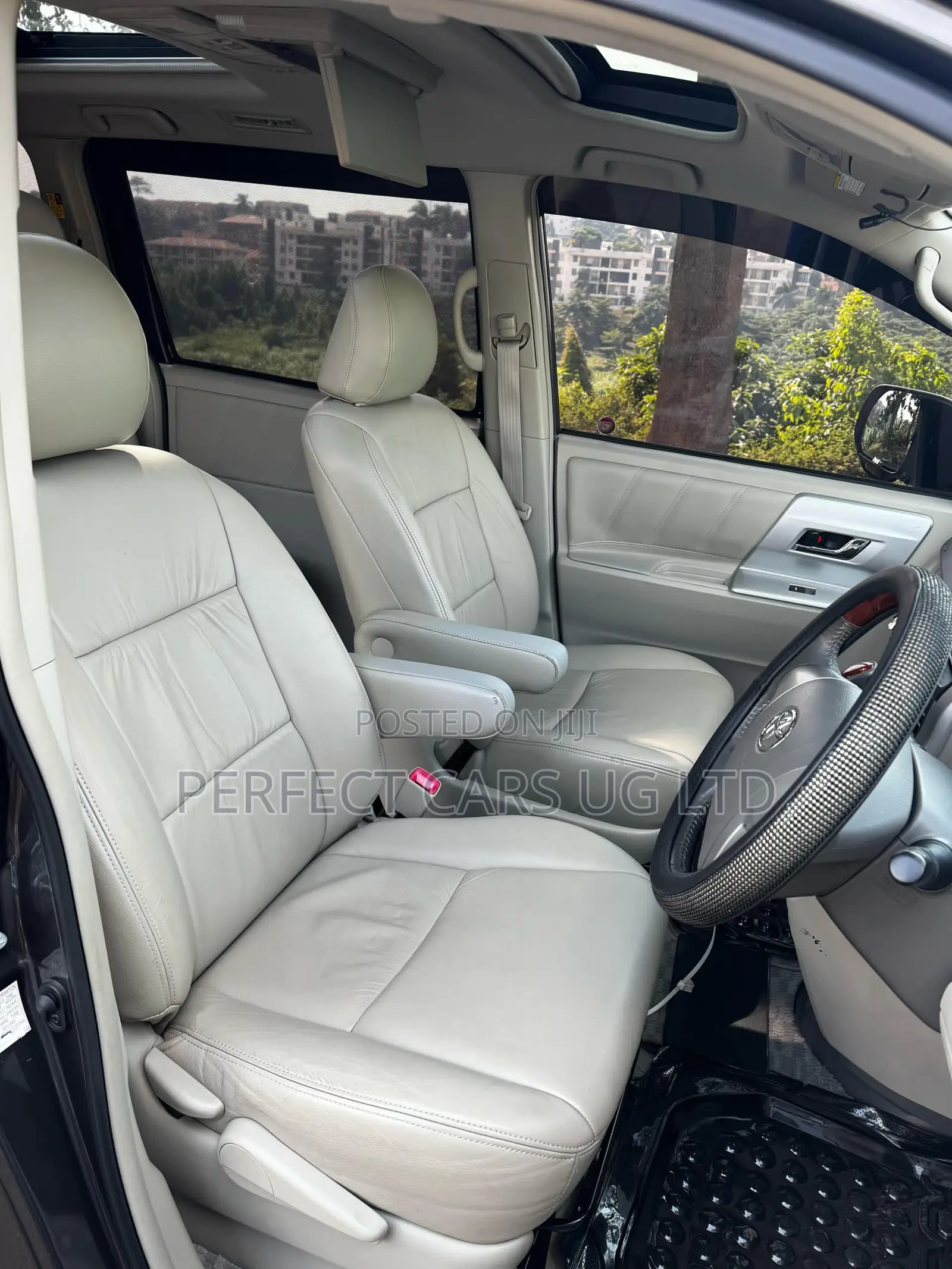 Toyota Noah 2.0 143hp AWD (7 Seater) 2013 Gray