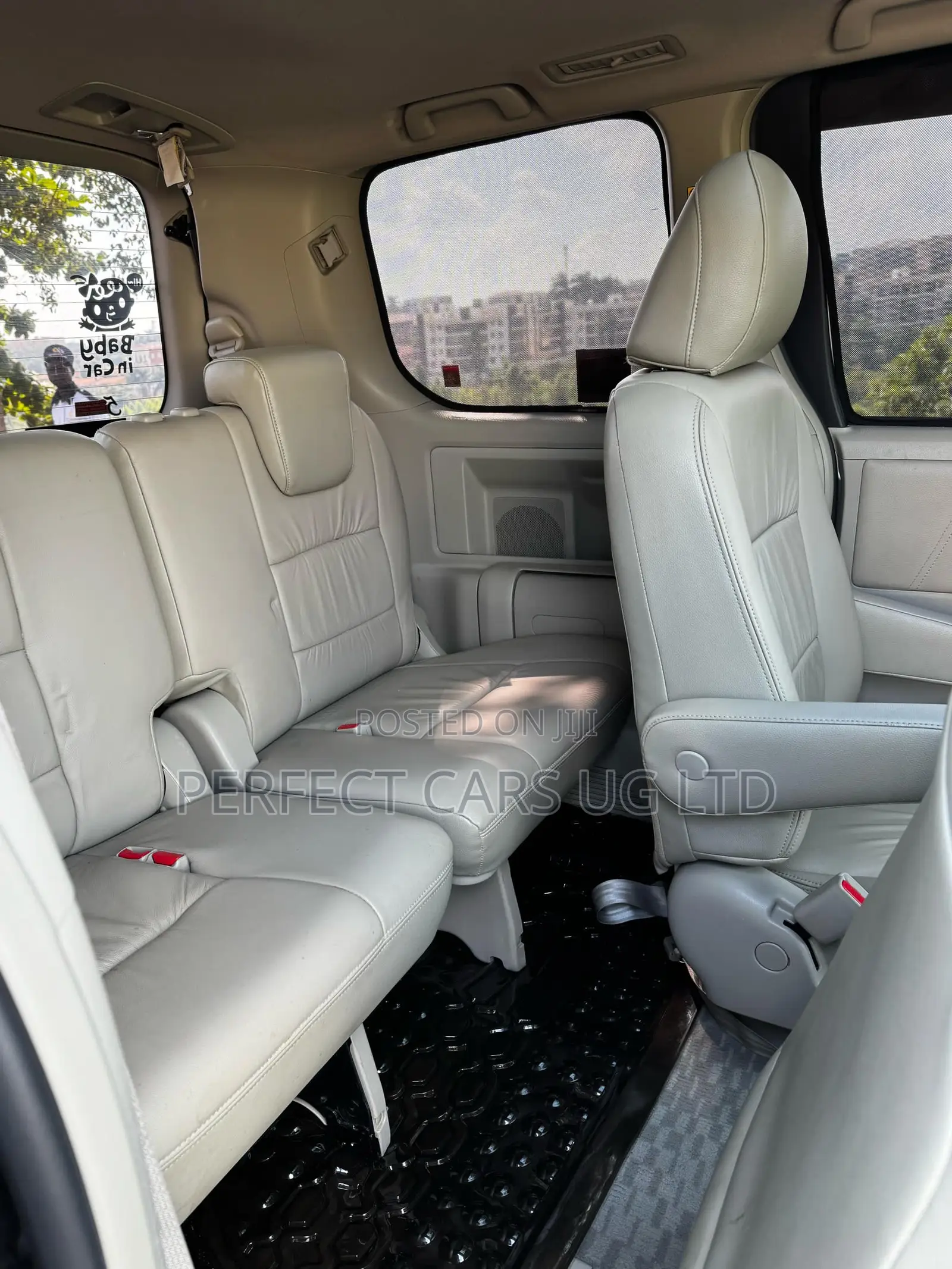 Toyota Noah 2.0 143hp AWD (7 Seater) 2013 Gray
