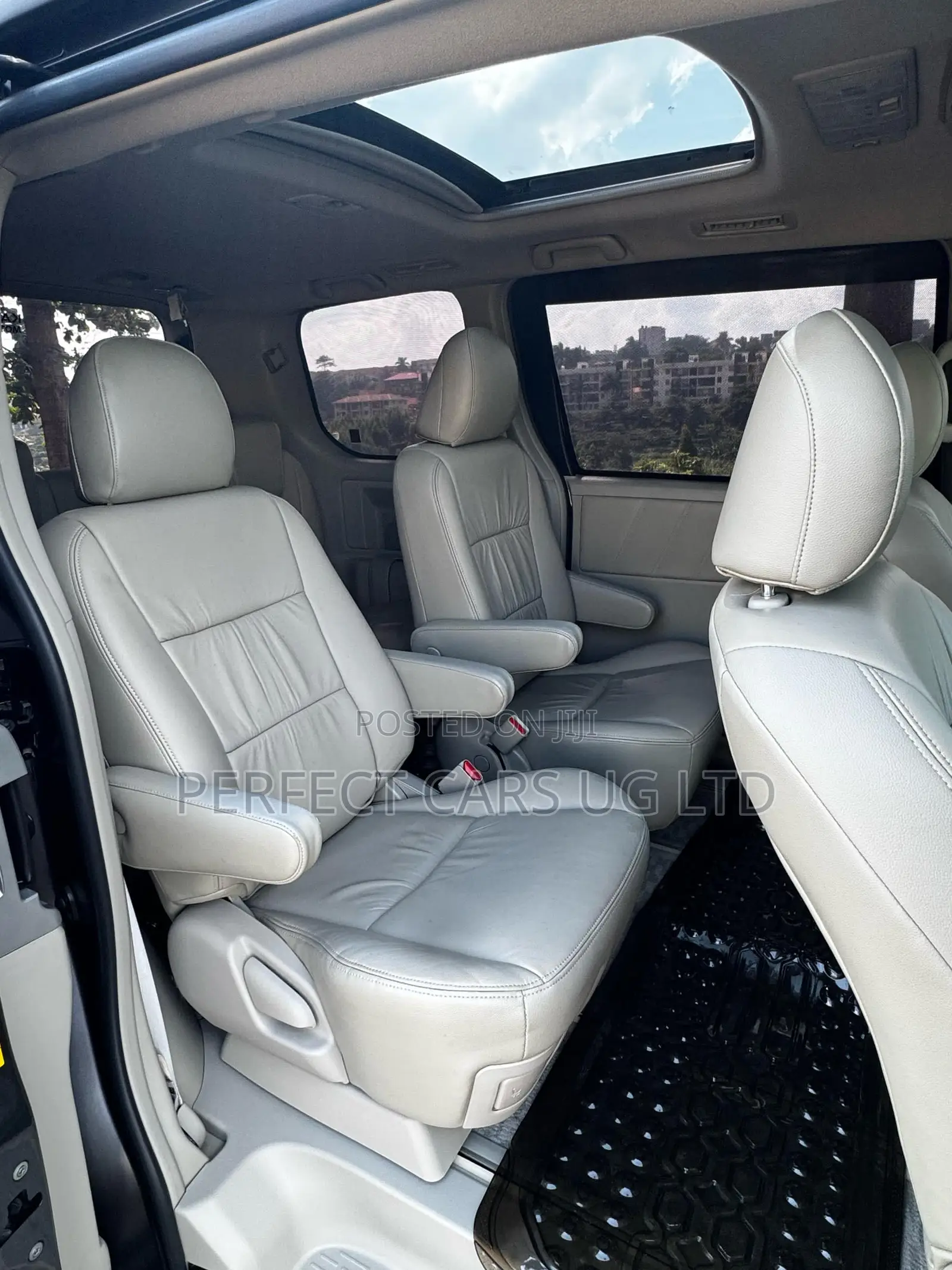 Toyota Noah 2.0 143hp AWD (7 Seater) 2013 Gray
