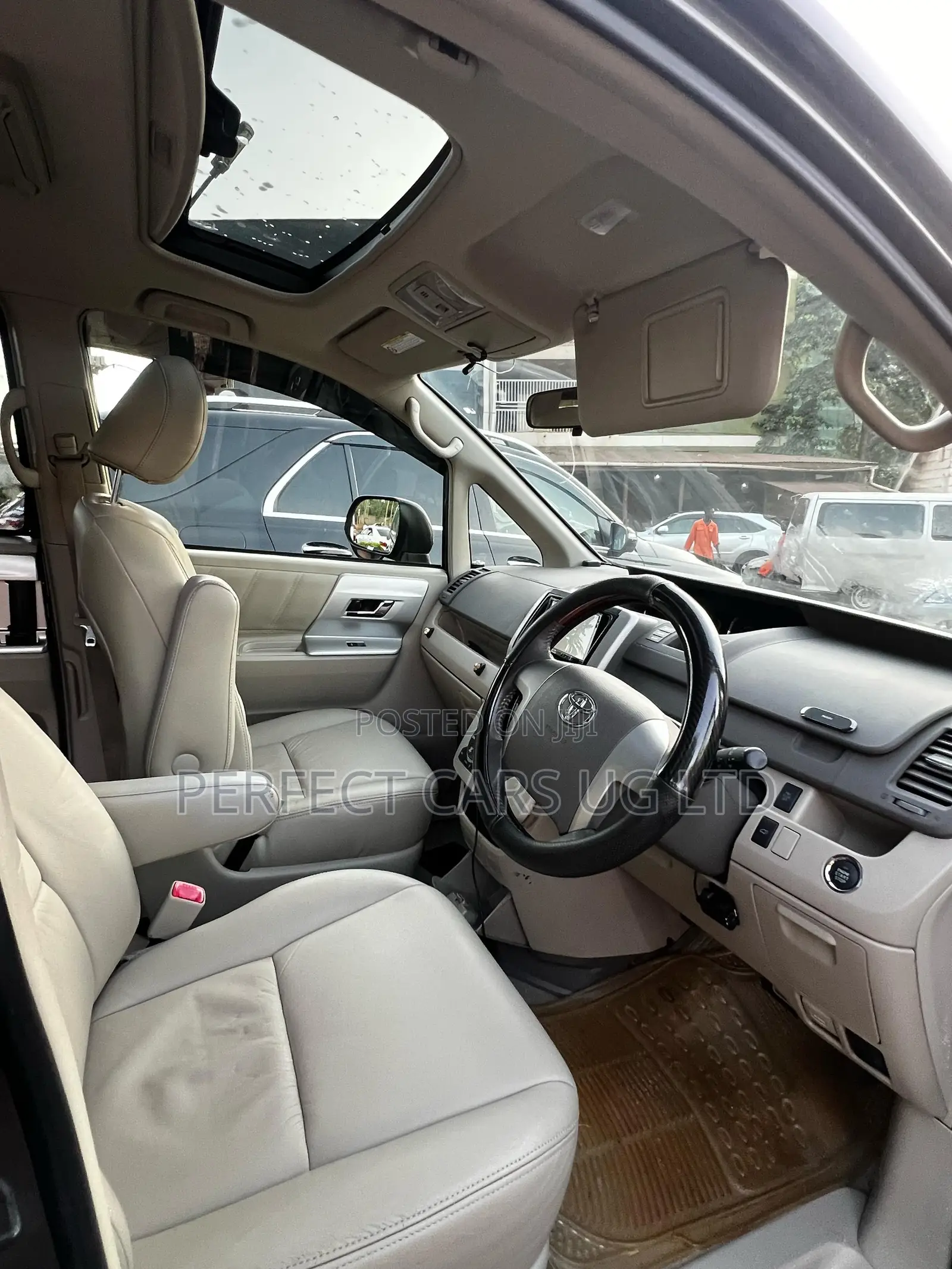 Toyota Noah 2.0 143hp AWD (7 Seater) 2013 Gray