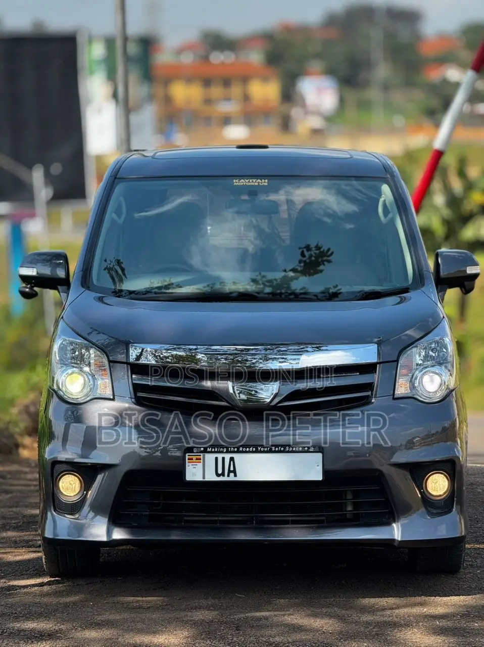 Toyota Noah 2.0 143hp AWD (7 Seater) 2013 Gray
