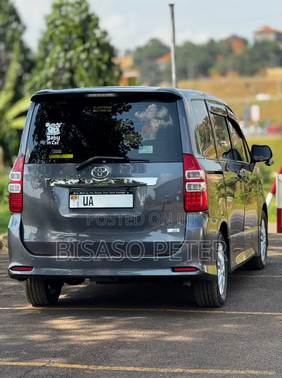 Toyota Noah 2.0 143hp AWD (7 Seater) 2013 Gray