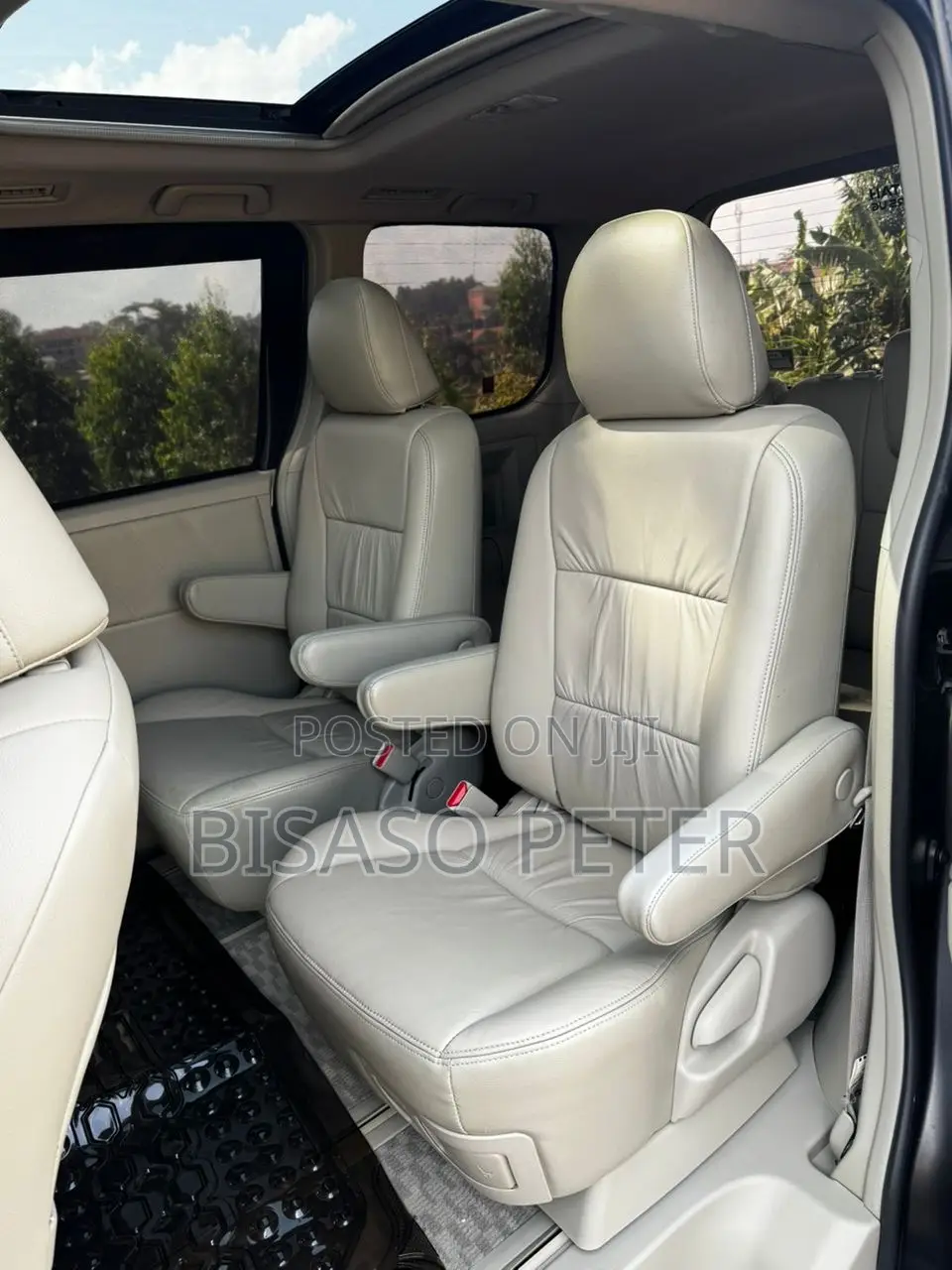Toyota Noah 2.0 143hp AWD (7 Seater) 2013 Gray