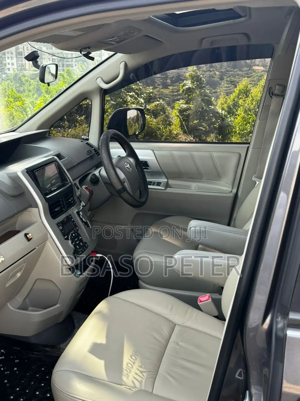 Toyota Noah 2.0 143hp AWD (7 Seater) 2013 Gray