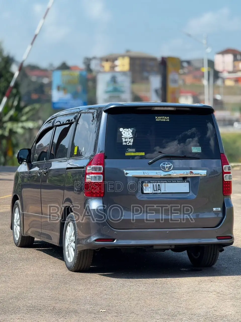 Toyota Noah 2.0 143hp AWD (7 Seater) 2013 Gray