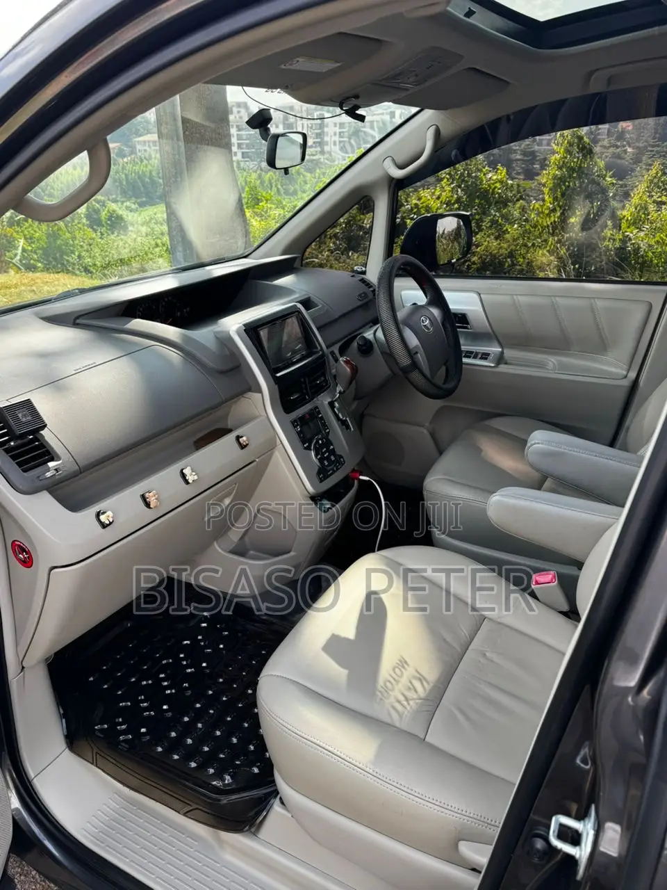 Toyota Noah 2.0 143hp AWD (7 Seater) 2013 Gray
