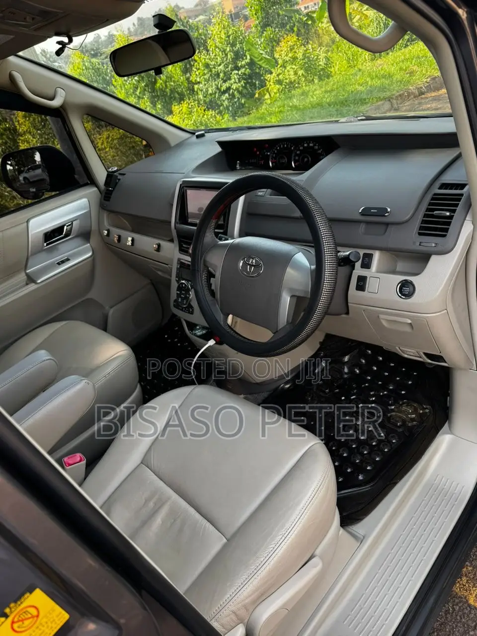 Toyota Noah 2.0 143hp AWD (7 Seater) 2013 Gray