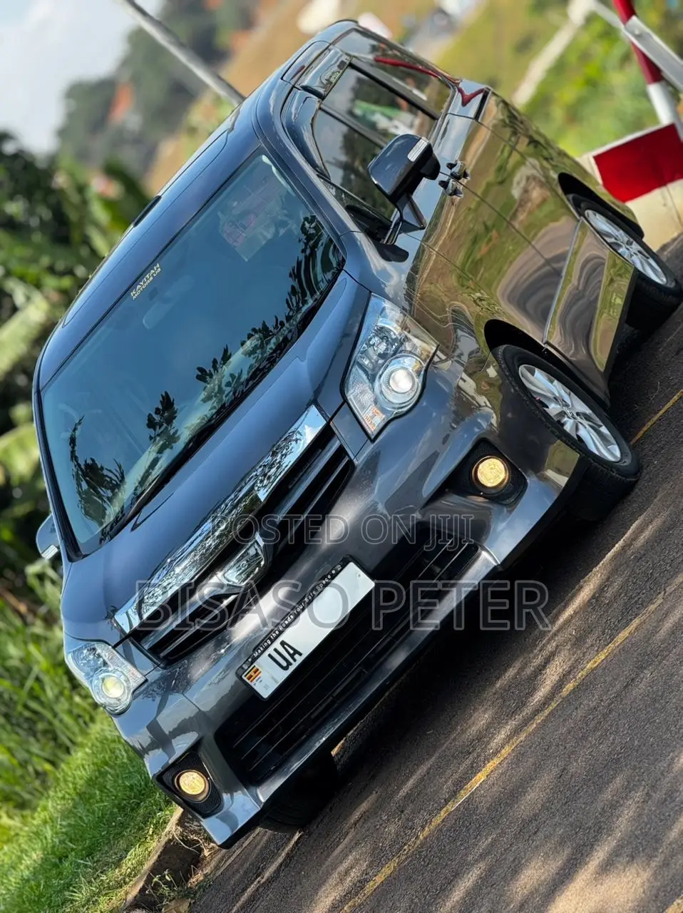 Toyota Noah 2.0 143hp AWD (7 Seater) 2013 Gray