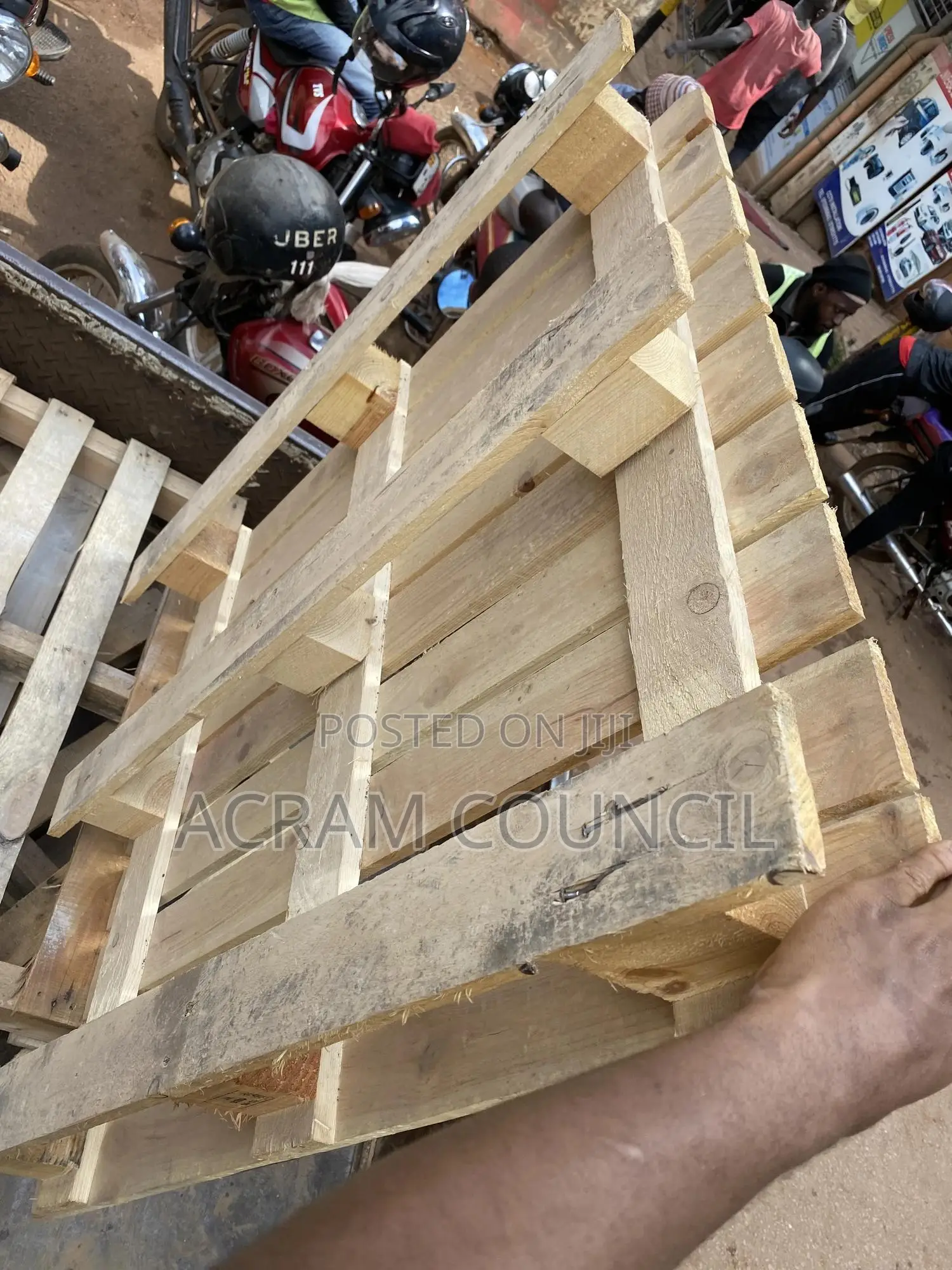 Winged Pallet Wide and Strong