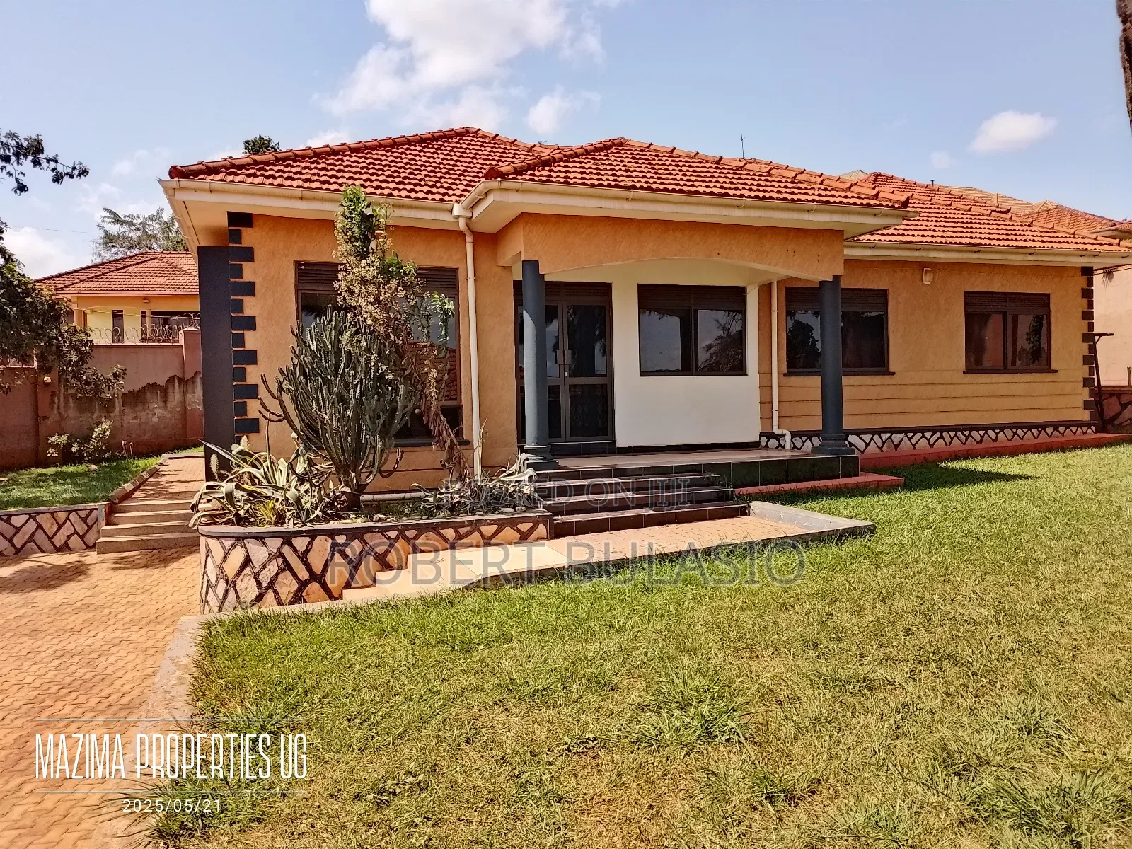 3bdrm Bungalow in Kira Kasangati Road for rent