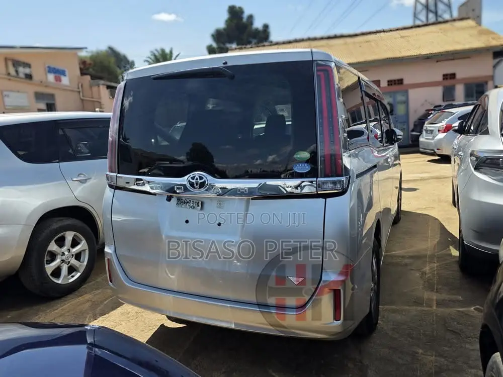 Toyota Noah 2.0 AWD (8 Seater) 2018 Silver
