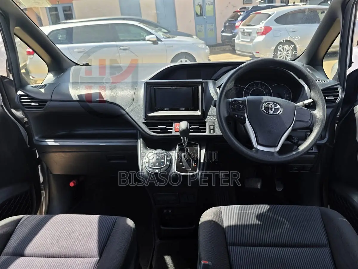 Toyota Noah 2.0 AWD (8 Seater) 2018 Silver