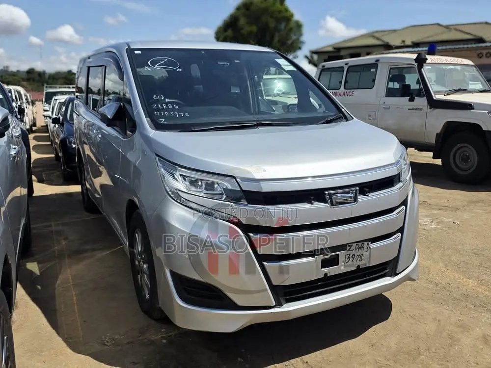 Toyota Noah 2.0 AWD (8 Seater) 2018 Silver