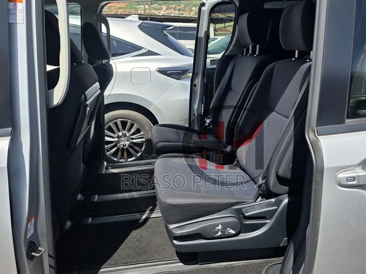 Toyota Noah 2.0 AWD (8 Seater) 2018 Silver