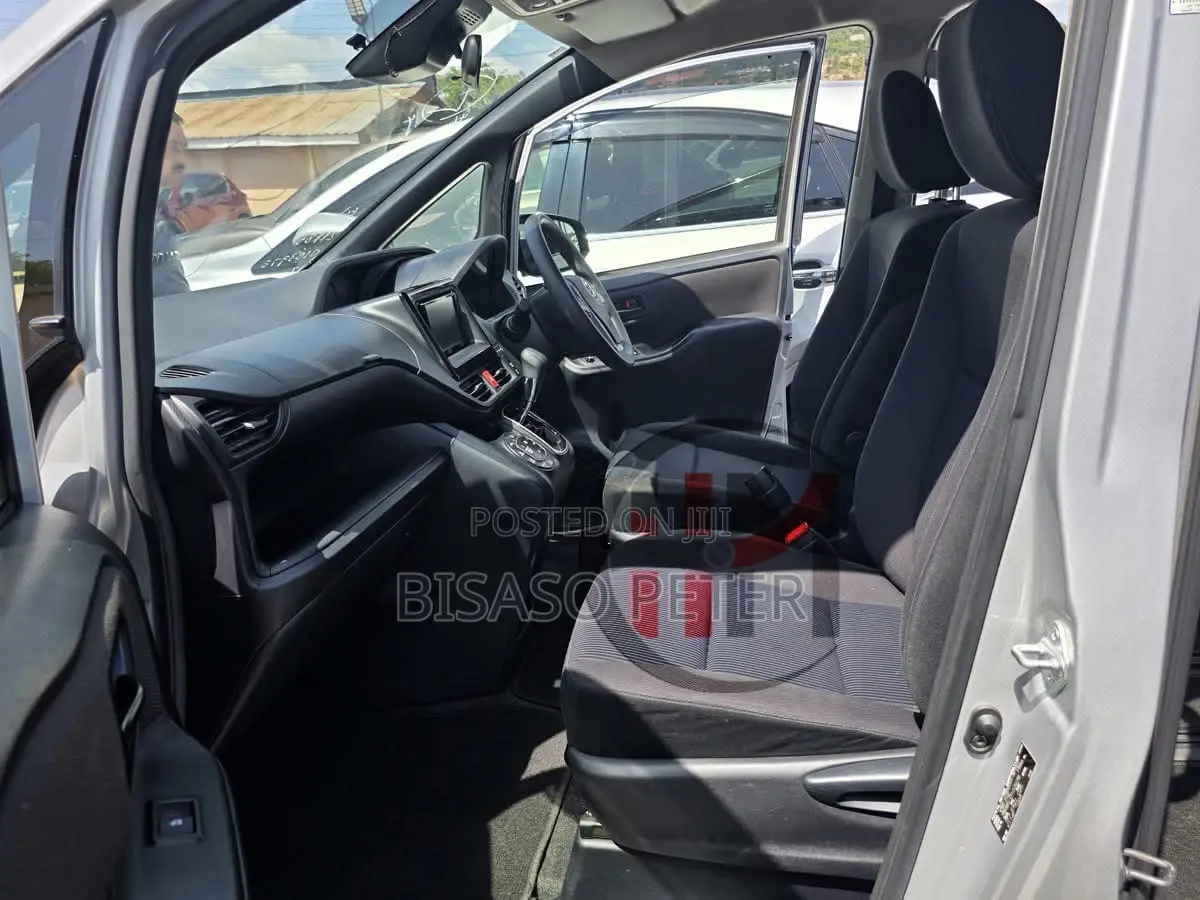 Toyota Noah 2.0 AWD (8 Seater) 2018 Silver