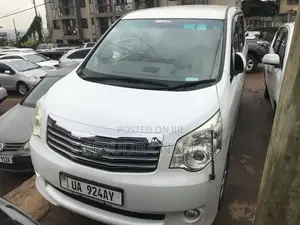 Photo - Toyota Noah 2008 White