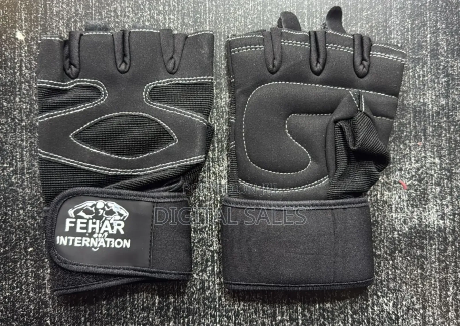 Gym Gloves in Black Colour